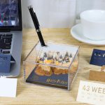 The 3D paper work with the Hogwarts Castle design is made of art paper, hand-carved and placed in an acrylic frame. This decorative product is suitable as a calendar or tear-off notebook for home, collection and gift.